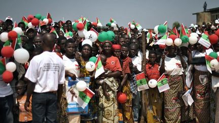 Des partisans du président burundais Pierre Nkurunziza lors d'un rassemblement du parti CNDD-FDD (Conseil national pour la défense de la démocratie-Forces de défense de la démocratie) dans la province de Cibitoke, le 17 juillet 2015.  (Carl de Souza / AFP)