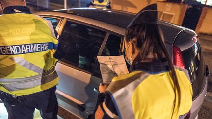 Des gendarmes contrôlent des attestations dérogatoires de sortie, le 17 octobre 2020 à Cugnaux (Haute-Garonne). (FR?D?RIC SCHEIBER / HANS LUCAS)