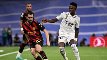 Bernardo Silva (Manchester City) au duel avec Vinicius Junior (Real Madrid), le 9 mai 2023, lors des demi-finales de Ligue des champions. (JAVIER SORIANO / AFP)