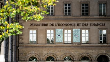 Façade du bâtiment du&nbsp;ministère de l'Economie et des finances, à Paris, le 2 août 2021. (XOSE BOUZAS / HANS LUCAS / AFP)