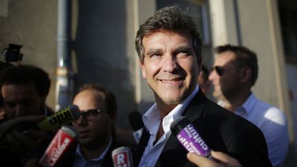 &nbsp; (Arnaud Montebourg à son arrivée en gare de la Rochelle vendredi soir © REUTERS/Stephane Mahe)