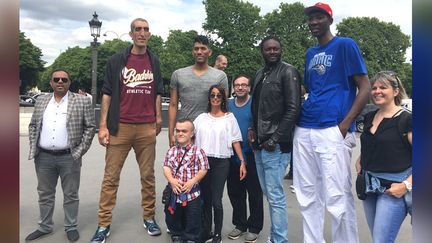 On veut montrer que la difference est quelque chose de positif des personnes de grande taille manifestent a Paris pour plus de tolerance