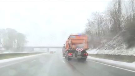 Intempéries : 19 départements en alerte orange neige-verglas (FRANCEINFO)