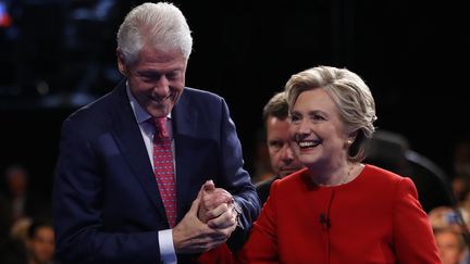 La candidate démocrate Hillary Clinton et son mari, l'ancien président Bill Clinton, lors d'un meeting dans l'état de New-York, le 26 septembre 2016.&nbsp; (AFP)