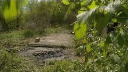 Le corps de la lyc&eacute;enne a &eacute;t&eacute; retrouv&eacute;&nbsp;en contrebas d'un chemin qui longe l'enceinte de l'abbaye Saint-Vincent &agrave; Laon (Aisne). (FTVI / FRANCE 3)