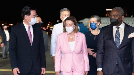 La présidente de la Chambre des représentants américaine&nbsp;Nancy Pelosi est accueillie par le ministre des Affaires étrangères taïwanais&nbsp;Joseph Wu, lors de son atterissage à Taïwan, le 2 août 2022.&nbsp; (HANDOUT / TAIWAN'S MINISTRY OF FOREIGN AFF / AFP)