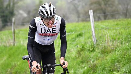 Tadej Pogacar en solitaire sur l'Amstel Gold Race, dimanche 16 avril 2023. (JASPER JACOBS / AFP)