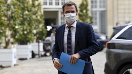 Le ministre de la Santé, Olivier Véran, portant un masque, à Matignon (Paris), le 17 juillet 2020. (BERTRAND GUAY / AFP)