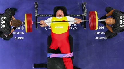 La Chinoise Xuemei Deng, dernière médaillée de la Chine, en argent, lors des Jeux paralympiques de Paris, le 8 septembre 2024 (FRANCOIS-XAVIER MARIT / AFP)