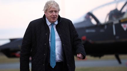 Le Premier ministre britannique, Boris Johnson, visite une base de l'armée de l'air, sur l'île d'Anglesey (Pays-de-Galles), le&nbsp;27 janvier 2022.&nbsp; (AFP)