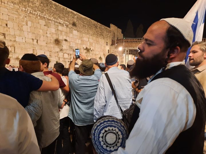 Families and loved ones of 240 Hamas hostages stage a moment of reflection Tuesday, November 7, 2023, in front of the Wailing Wall in Jerusalem, Israel (Willy Morrow / RadioFrance).