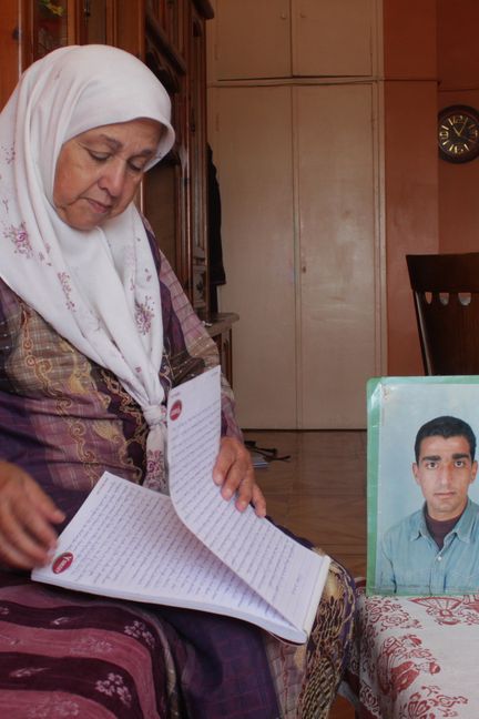 Fatma Zohra Boucherf documente dans un cahier son combat pour retrouver son fils Riad, le 24 juin 2019, dans son appartement&nbsp;à Alger. (CLEMENT PARROT / FRANCEINFO)