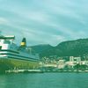 Un ferry, reliant le continent à la Corse, stationne dans le port de Toulon (Var), le 30&nbsp;décembre&nbsp;2018. (CAMILLE ADAOUST / FRANCEINFO)