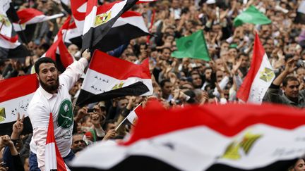 Des milliers d'Egyptiens ont manifest&eacute; contre le pouvoir militaire, vendredi 18 novembre 2011, place Tahrir au Caire.&nbsp; (MOHAMED ABD EL GHANY / REUTERS)