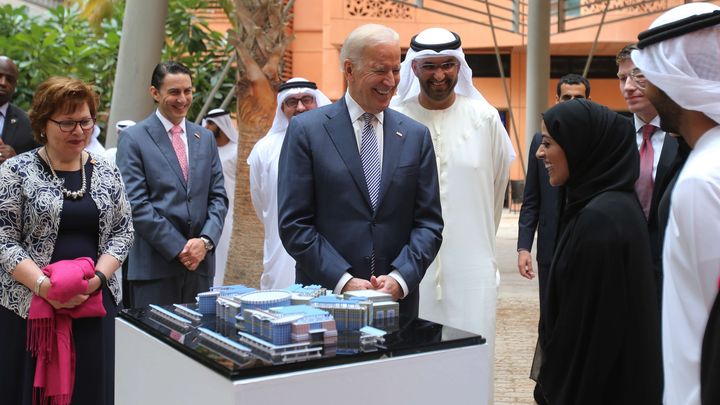 Sultan al-Jaber accompagne Joe Biden, alors vice-président des Etats-Unis, dans les rues de Masdar City, à Abu Dhabi, le 7 mars 2016. (KAMRAN JEBREILI / AP / SIPA)