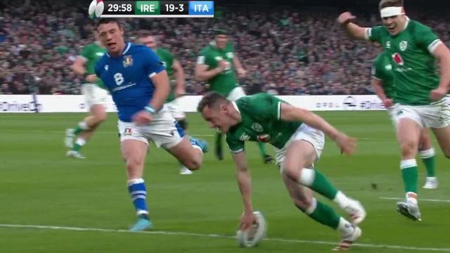 Après une mêlée simulée, l'Irlande navigue vers les extérieurs et c'est Michael Lowry qui vient inscrire son premier essai international pour sa première cape. Carbery manque la transformation, ça fait 19-3 pour le XV du Trèfle !