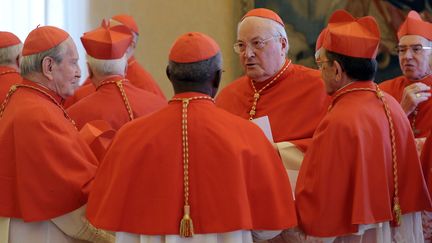 Dnes cardinaux se r&eacute;unissent lors d'un consistoire, lundi 11 f&eacute;vrier 2013, au Vatican. Au centre, l'archev&ecirc;que de Milan, Angelo Sodano. (OSSERVATORE ROMANO / AFP)