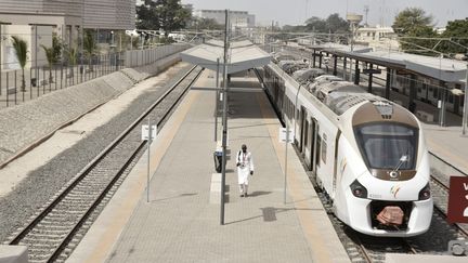 Un train express régional (TER)&nbsp;à quai&nbsp;en gare de Dakar à Dakar, le 22 décembre 2021. (SEYLLOU / AFP)