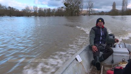 Dans le Maine-et-Loire, la barque est le seul moyen de rejoindre un village inondé