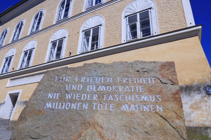 Une stèle mémorielle devant la maison natale d'Adolf Hitler à Braunau. "Pour la paix, la liberté et la démocratie, plus jamais de fascisme et ses millions de morts". (CHRIS WALLBERG / PICTURE ALLIANCE)