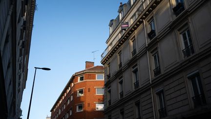 Une pancarte d'agence immobilière sur la façade d'un immeuble à Levallois-Perret (Hauts-de-Seine), le 30 janvier 2024. (LAURE BOYER / HANS LUCAS / AFP)