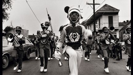 "Cool et jazzy, la fanfare de parade du Clark High School défilait en dansant. Ces orchestres de collèges pouvaient être de précieux viviers de jeunes musiciens pour La Nouvelle-Orléans."
 (Bernard Hermann, Bons temps roulés, Albin Michel 2015.)