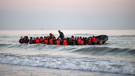 Des migrants s'apprêtent à traverser la Manche, près de Gravelines (Nord), le 11 juillet 2022. (DENIS CHARLET / AFP)