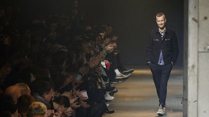 Le créateur Lucas Ossendrijver lors de la présentation de la collection Automne/Hiver 2017 de Lanvin pour la Fashion Week hommes.
 (FRANCOIS GUILLOT / AFP)