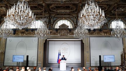 Emmanuel Macron prononce un discours lors de la conférence des ambassadeurs français au palais de l'Élysée à Paris, le 1er septembre 2022. (MOHAMMED BADRA / POOL / AFP)