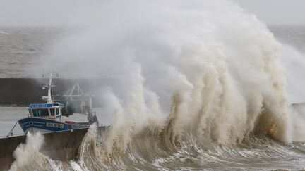 &nbsp; (Vagues qui se brisent sur ​​le mur de protection au port de pêche de Pornic  ©  Reuters / Stephane Mahe)