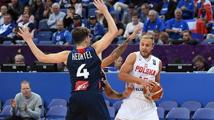 Le meneur des Bleus Thomas Heurtel, ici face à Lukasz Koszarek, aura sonné la révolte contre la Pologne.
. (KIMMO BRANDT / COMPIC)