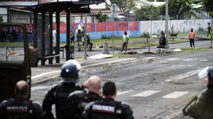 Des gendarmes devant un barrage dressé par des indépendantistes à Rivière-Salée, un quartier de Nouméa (Nouvelle-Calédonie), le 29 mai 2024. (THEO ROUBY / AFP)