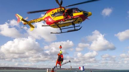 Des sauveteurs en mer ont été mobilisés mais aussi des policiers, des pompiers et deux hélicoptères, un Dragon 50 de la Sécurité civile et un Caïman de la Marine nationale. (Préfecture Maritime de la Manche et de la Mer du Nord)