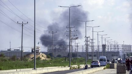 De la fumée s'élève du passage d'Erez lors de la prise des colonies israéliennes par des militants de la milice Ezz Al-Din Al Qassam, la branche militaire du mouvement Hamas, dans le nord de la bande de Gaza, le 7 octobre 2023. (HAITHAM IMAD / EPA)