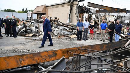 Le président américain, Donald Trump, se rend sur les lieux des émeutes qui ont éclaté à Kenosha (Wisconsin), le 1er septembre 2020. (MANDEL NGAN / AFP)