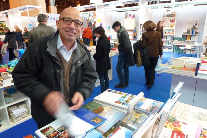 Jean Pol Carte, passionné de plongée, sur le square tourisme du salon du livre
 (Laurence Houot / Culturebox)