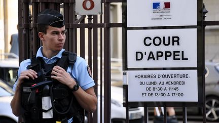 Un gendarme monte la garde devant l'entrée de la cour d'appel de Dijon (Côte-d'Or), le 16 juin 2017. (MAXPPP)