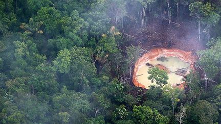 Les acheteurs d’or et de diamants sillonnent les rivières comme celle d’Ikabaru, au bord du bassin amazonien.

Dès qu’une mine illégale d’or est repérée, ils sortent leur attirail : petites balances, loupes, brûleurs pour faire fondre le métal et grosses cuillères pour le récolter et le séparer du mercure.

Des sacs remplis d’argent font aussi partie de leurs «équipements». (REUTERS/Jorge Silva)