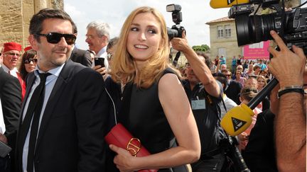 L'actrice Julie Gayet arrive &agrave; son intronisation dans la confr&eacute;rie de la Jurade de Saint-Emilion (Gironde), le 13 juin 2015. (MEHDI FEDOUACH / AFP)