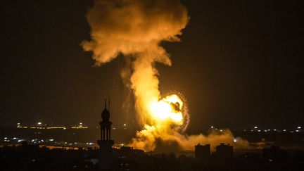 Une frappe israélienne sur la bande&nbsp;de Gaza, le 5 août 2022. (YOUSSEF MASSOUD / AFP)