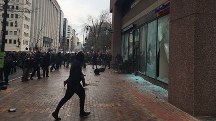 VIDEO. Etats-Unis : des échauffourées éclatent en marge d'une manifestation contre l'investiture de Donald Trump