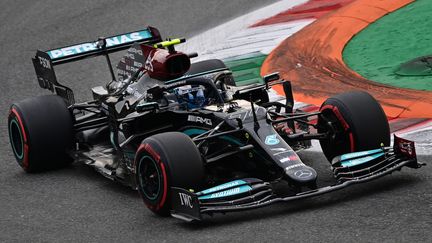 Le Finlandais Vlatteri Bottas au volant de la Mercedes, auteur de la pole-position du Grand Prix d'Italie à Monza le 10 septembre 2021. (MIGUEL MEDINA / AFP)