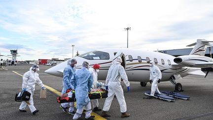 Des patients sont pris en charge à Bron, près de Lyon (Rhône) pour être transférés vers un autre hôpital, le 27 octobre 2020.&nbsp; (PHILIPPE DESMAZES / AFP)