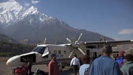 Un avion de la compagnie Air Agni, le 25 avril 2012, &agrave; l'a&eacute;roport de Jomsom. (MENAHEM KAHANA / AFP)