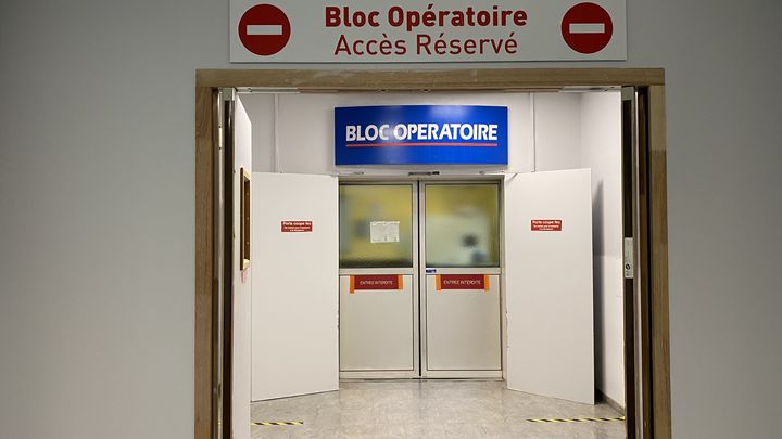 L'entrée du bloc opératoire de l'hôpital d'Instruction des Armées Laveran, à Marseille (Bouches-du-Rhône), le 20 juin 2023. (RAPHAEL GODET / FRANCEINFO)