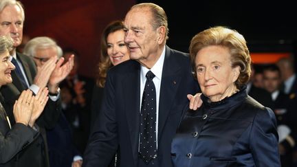 Jacques Chirac s'appuie sur l'&eacute;paule de son &eacute;pouse Bernadette Chirac, le 21 novembre 2013 &agrave; Paris lors de la remise du prix de la fondation Chirac. ( JACKY NAEGELEN / REUTERS)