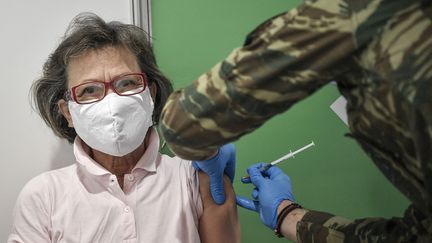 Une femme reçoit une dose du vaccin Moderna contre le Covid-19 à Athènes (Grèce) le 2 avril 2021. (LOUISA GOULIAMAKI / AFP)