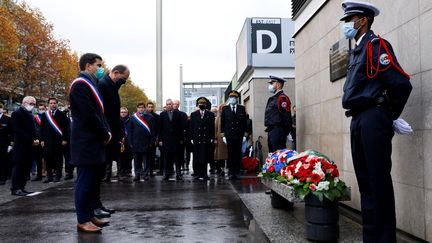 Le Premier ministre, Jean Castex, et le maire de Saint-Denis, Mathieu Hanotin, déposent une gerbe de fleurs pour rendre hommage aux victimes des attentats du 13-Novembre, samedi 13 novembre 2021 à Saint-Denis (Seine-Saint-Denis). (THOMAS SAMSON / AFP)