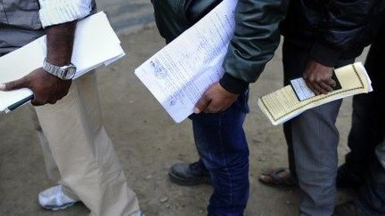 Candidats népalais au départ, en attente de documents pour quitter le Népal, devant le ministère du Travail à Katmandou, le 27 janvier 2014. (AFP PHOTO / PRAKASH MATHEMA)