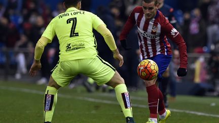 Le Français Antoine Griezmann face au défenseur de Levante Ivan Lopez (GERARD JULIEN / AFP)